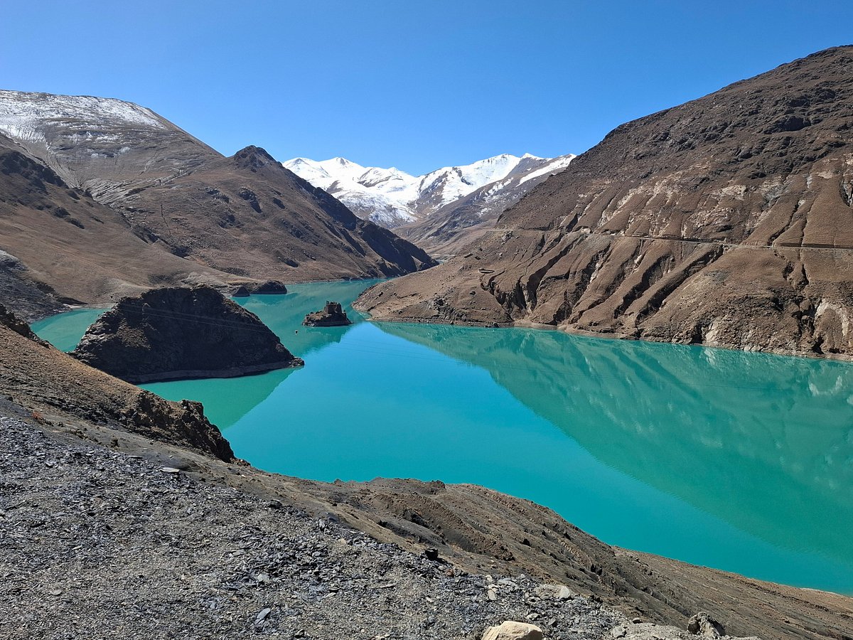 yamdrok lake with mountains