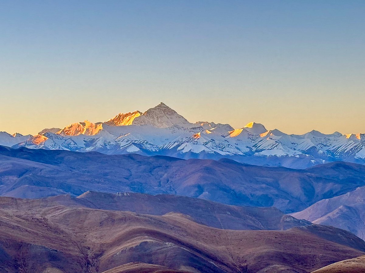 sunrise view from gawu la pass near everest base camp